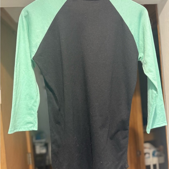 Cute LulaRoe Raglan top - Picture 1 of 6